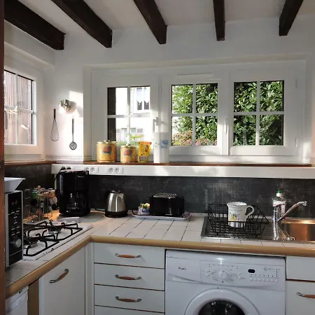 Le Temps Des Roses De Holiday home *